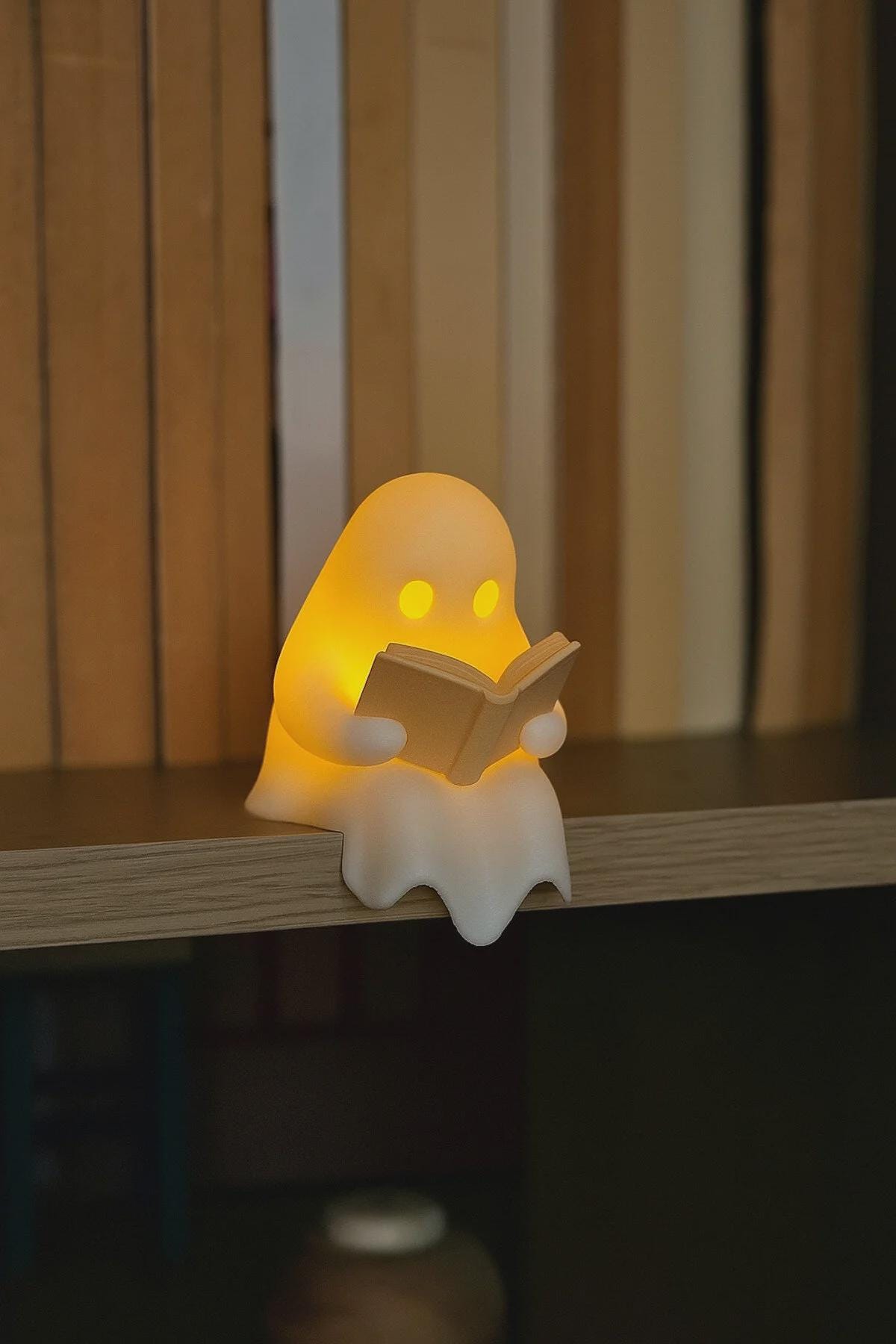 Cute Reading Ghost LED Night Light – Battery Candle Lamp for Desk & Shelf Decor – Cozy Halloween Ghost Lamp